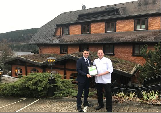 Hygiene-Smiley für den Alemannenhof am Titisee. Hotelmanager Franjo Roso und Küchenchef Matthias Hering erhalten das Zertifikat.