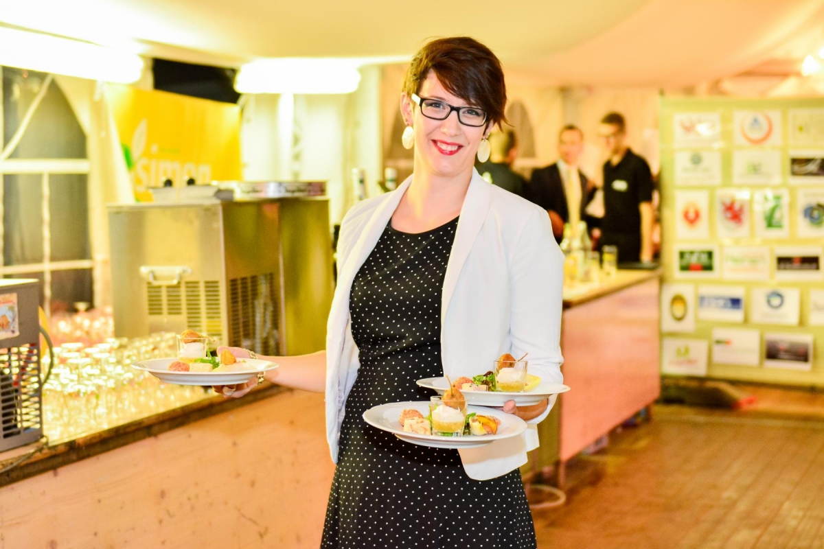 „Lange Tafel“-Gastgeber mit Leidenschaft. Kommissionsmitglied Jenny Desenfants präsentiert Vorspeise.