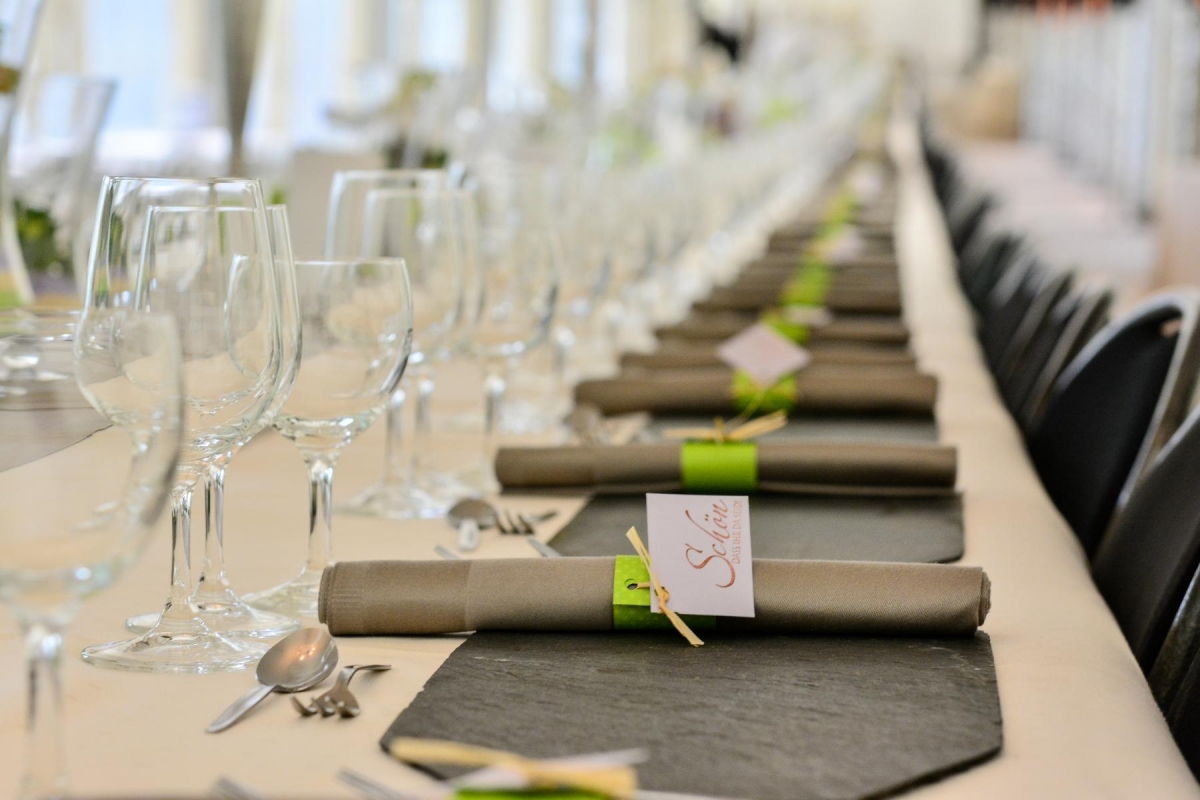 „Schön, dass Du da bist…“ Gastgeber mit Leidenschaft haben die „Lange Tafel“ liebevoll hergerichtet.