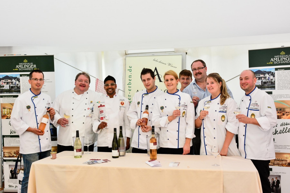 Köche der Großregion am Sonntag beim „Markt der Großregion“ v.l.n.r. Johannes Krahwinkel (Kommissionsleiter), Herman Welter (Küchenchef „Lange Tafel“ / Stiftsberg Catering), Sam Vossen (Küchenchef „Lange Tafel“ / Vatel Club), Ruben Baumgart (Garde Culinaria), Julia Komp (Garde Culinaria), Christian Schardt (Weinhaus Amlinger-Schardt), Ann Sophie Dieper (Garde Culinaria), Domenik Erdmann (Garde Culinaria)