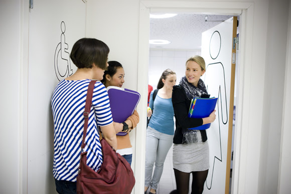 Saubere, gut ausgestattete Schultoiletten sind eher eine Seltenheit. Viele Schüler scheuen darum den Gang zum „stillen Örtchen“.