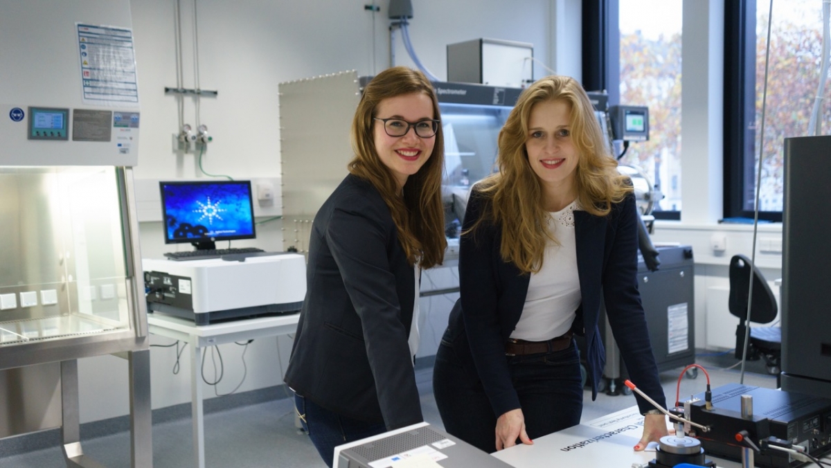 Tanja Nickel und Katharina Obladen stehen für hygienisch saubere Handläufe und Fahrtreppen. Innovation pur.