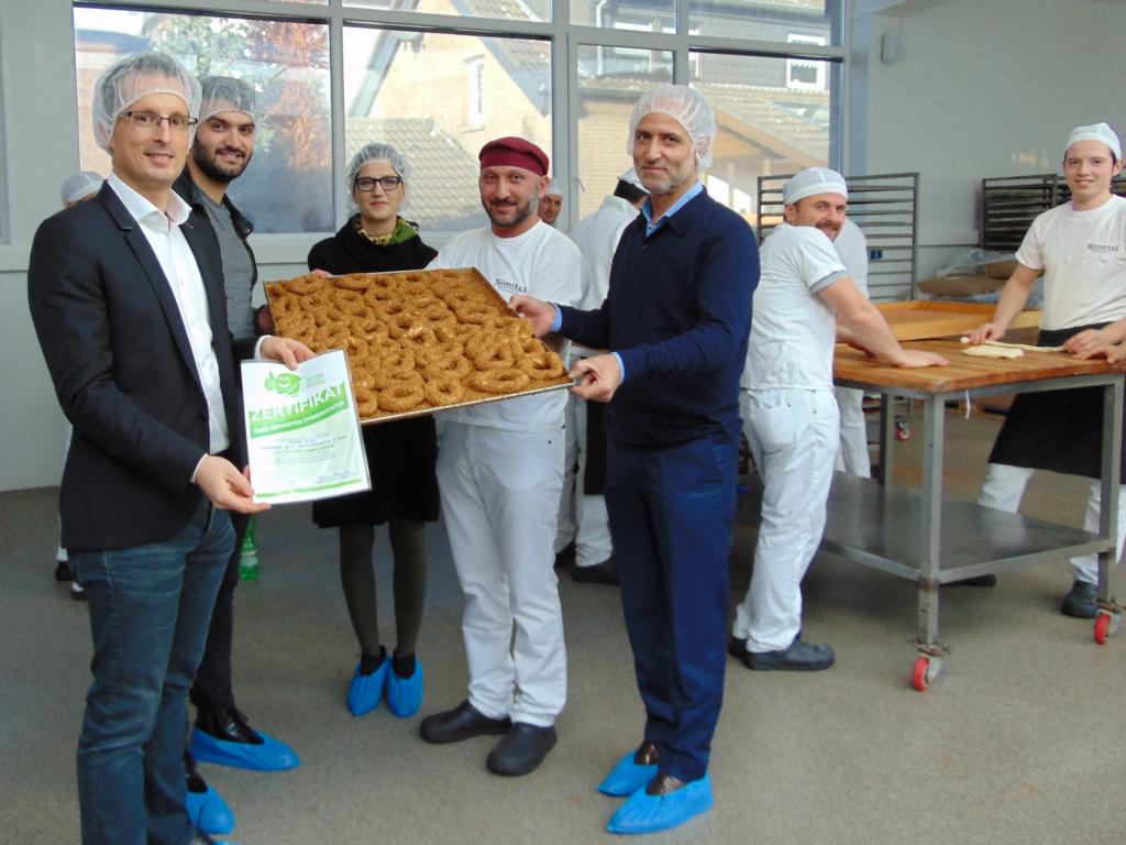 Johannes Krahwinkel (1.v.l., Geschäftsführer Hygiene-Netzwerk) übergibt die Hygiene-Smiley Auszeichnung an Fatih Han Palta (2.v.l., Geschäftsführer der Simitci GmbH) und Alican Palta (rechts, Seniorchef der Simitci GmbH) sowie seinem Team und Geschäftspartnerin Seher Biricik-Günyak (Mitte, Geschäftsführerin Kanbi UG)