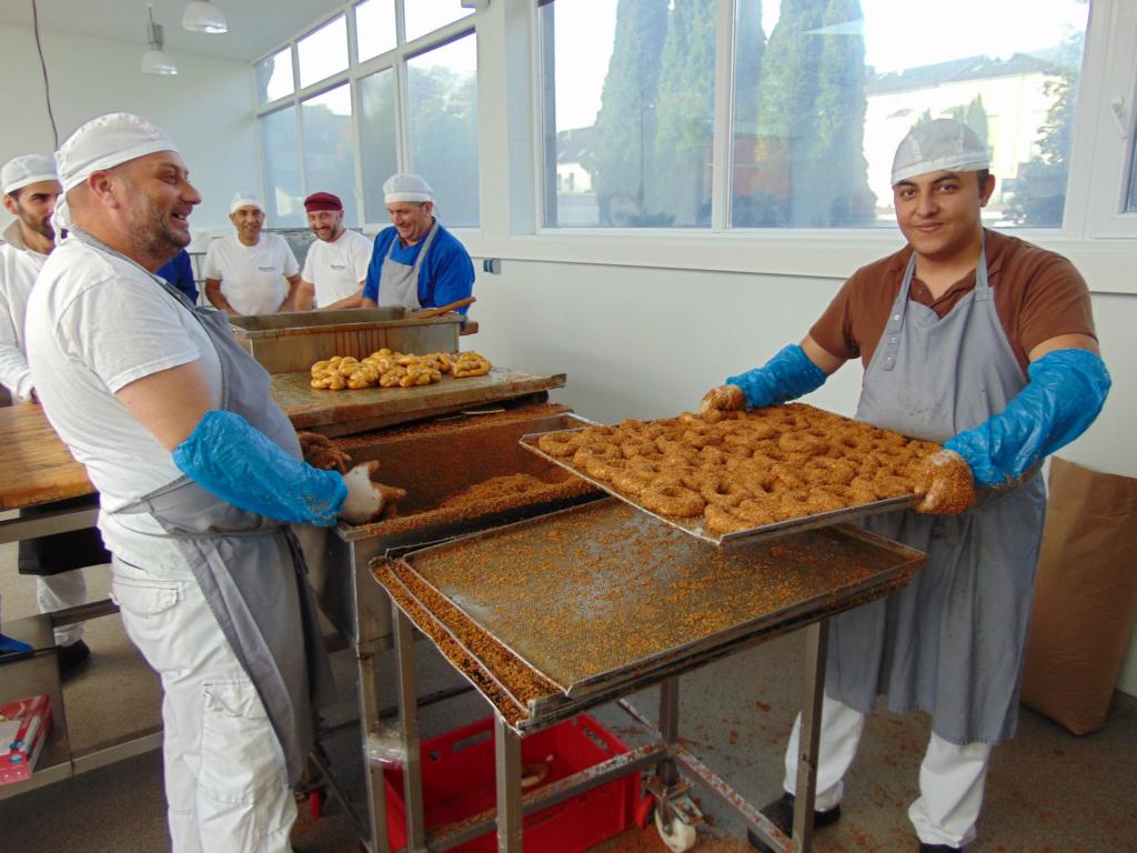 Die Herren der Ringe beim finalen Arbeitsschritt. Hier werden die Teiglinge mit Sesam und einer geheimen Marinade vollendet.